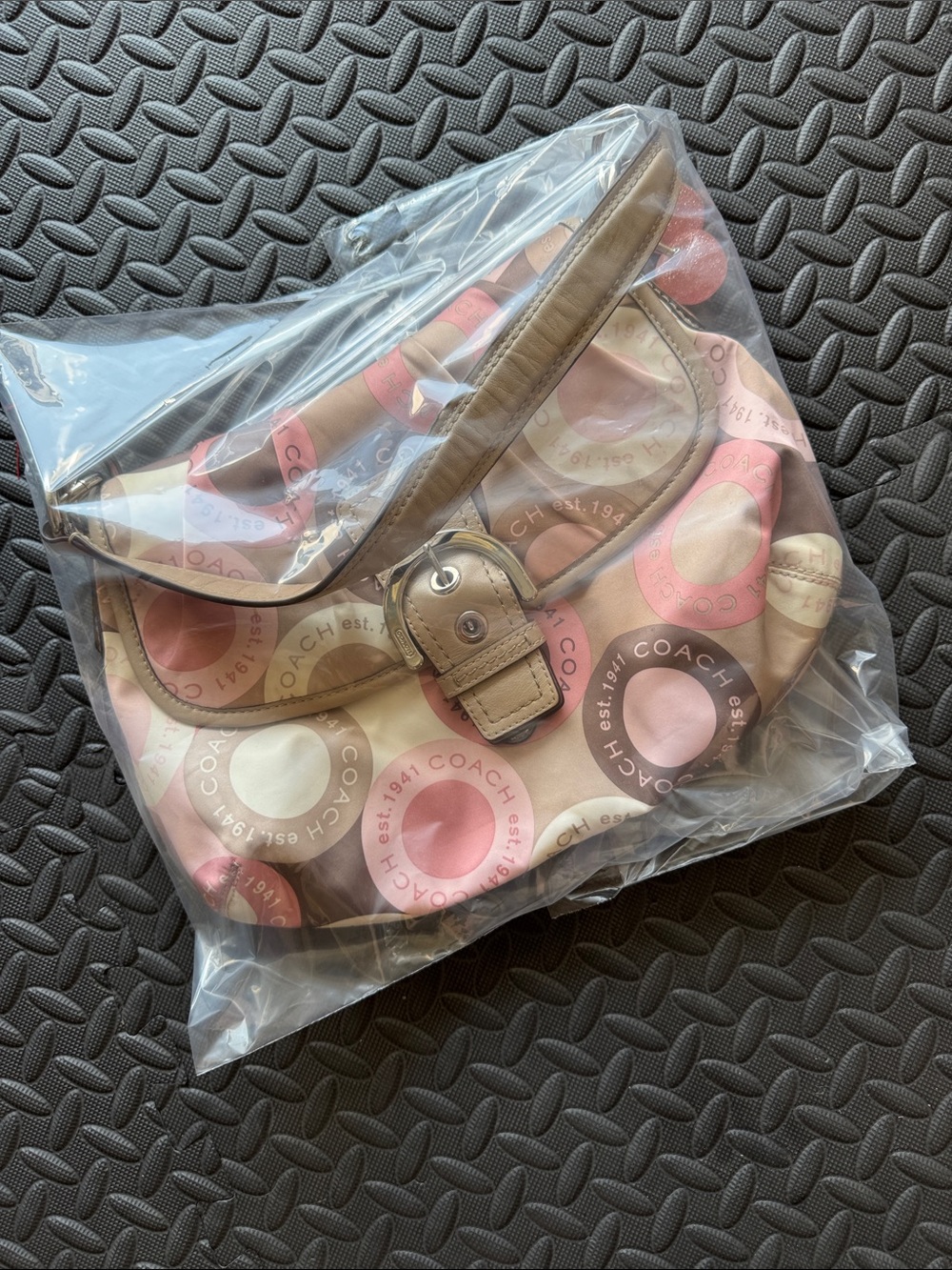 Vintage COACH SoHo Pink, Beige & Brown Signature Circle Shoulder Bag with Charm - Picture 15 of 15